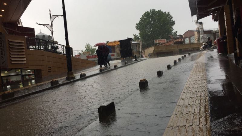 Sivas’ta şiddetli yağış hayatı olumsuz etkiledi