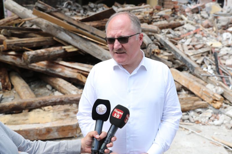 Sivas’ta Tarihi Taşhan etrafındaki yapılar kaldırılıyor