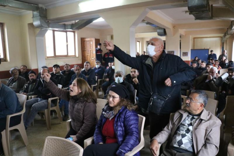 Siyanür tepkisi salonu terk ettirdi