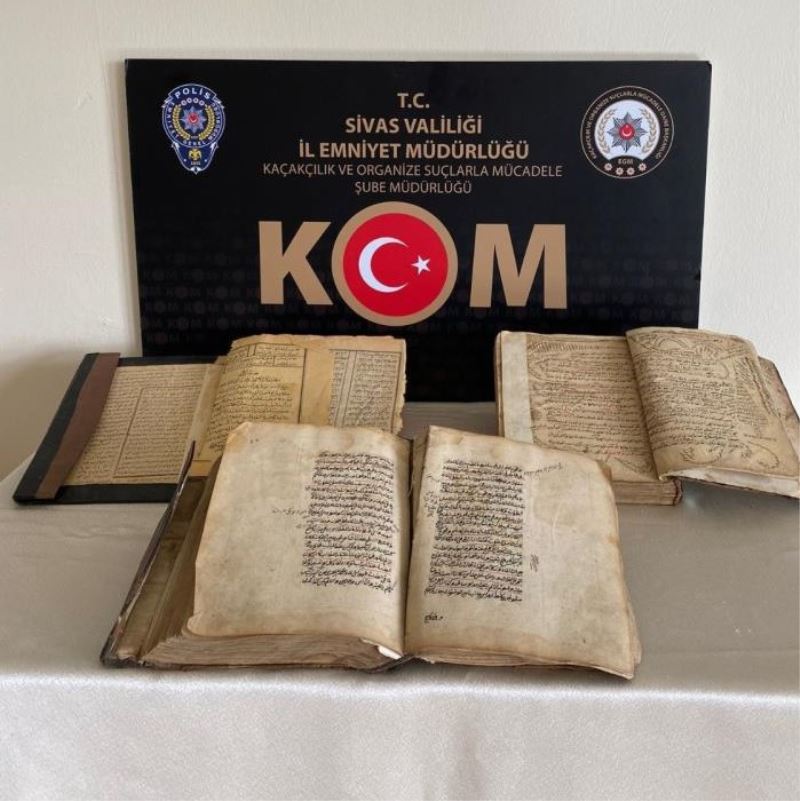 Tarihi el yazması kitapları satarken yakalandı