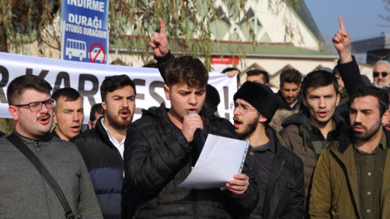 Üniversite öğrencileri, Öğretim görevlisi Kutay’ı ve Çin’i protesto etti