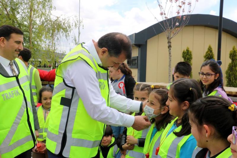Vali Ayhan, her yıl trafikte 1 milyon 250 bin kişi hayatını kaybediyor