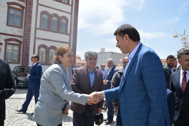 Vali Ayhan veda ziyaretlerine başladı