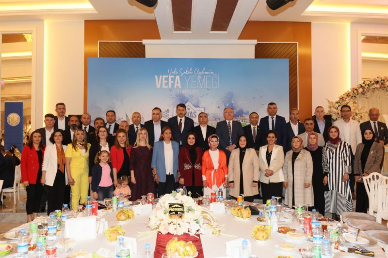 Vali Ayhan, vefa programında duygusal anlar yaşadı