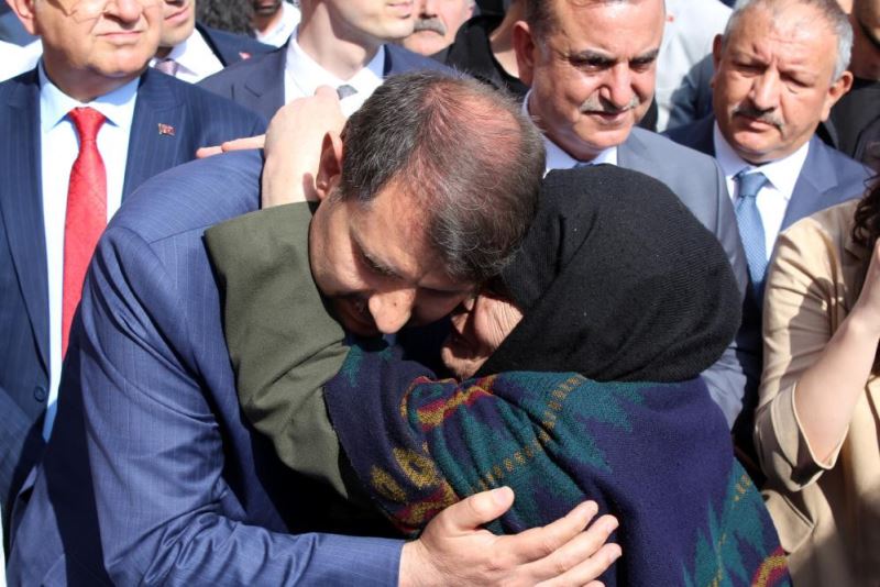 Vali Ayhan yüzlerce Sivaslı tarafından gözyaşları ile uğurlandı