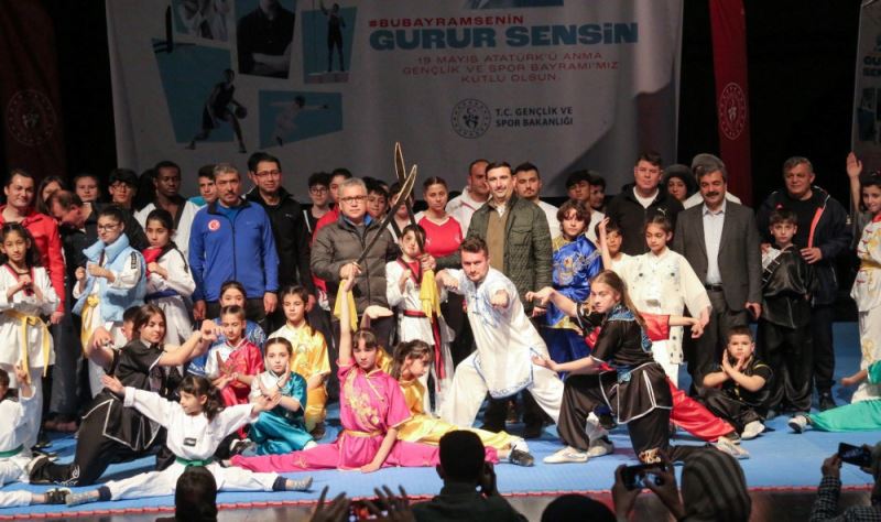 Vali Şimşek, Sivas’ta  ilk mesaisine 19 Mayıs coşkusuyla başladı