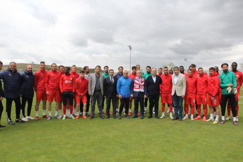 Vali Şimşek’ten Sivasspor’a final maçı öncesi moral ziyareti